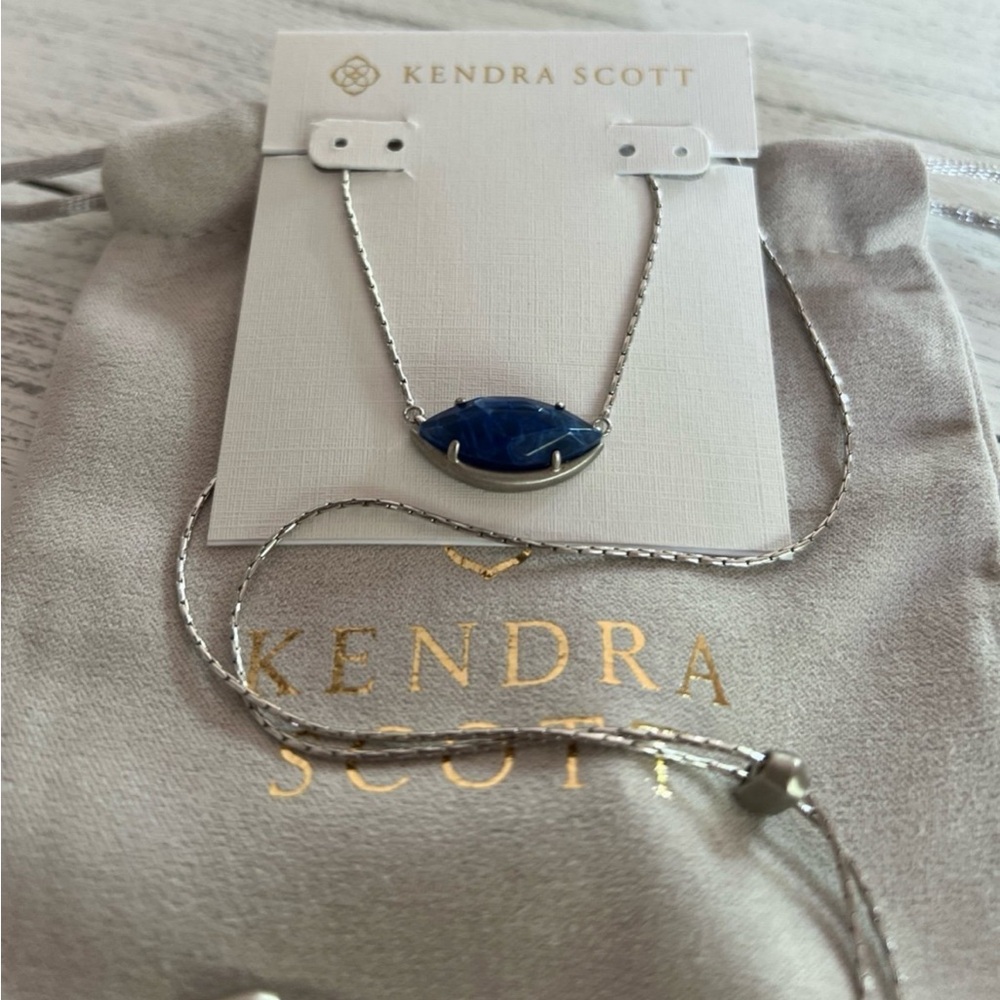 Vintage Kendra Scott Meghan Pendant Necklace in Silver and Blue Agate